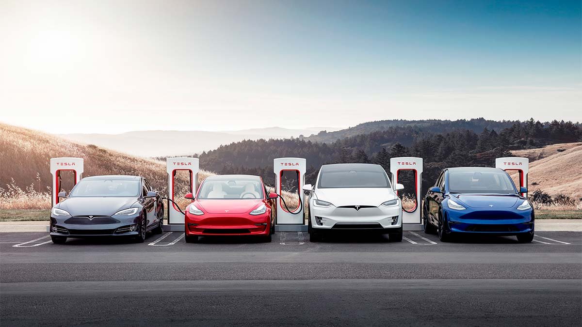 coches-tesla-cargando-en-superchargers