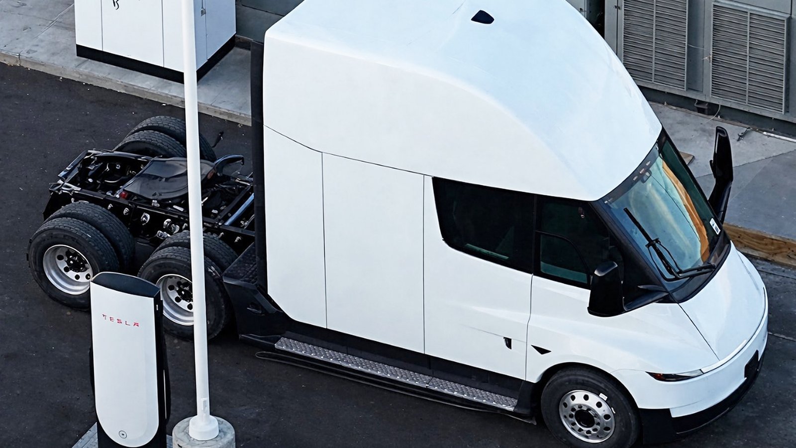 La prometida carga de 1.200 kw para el Tesla Semi de Elon Musk ha llegado, y eso lo acerca más que nunca a los camiones diésel