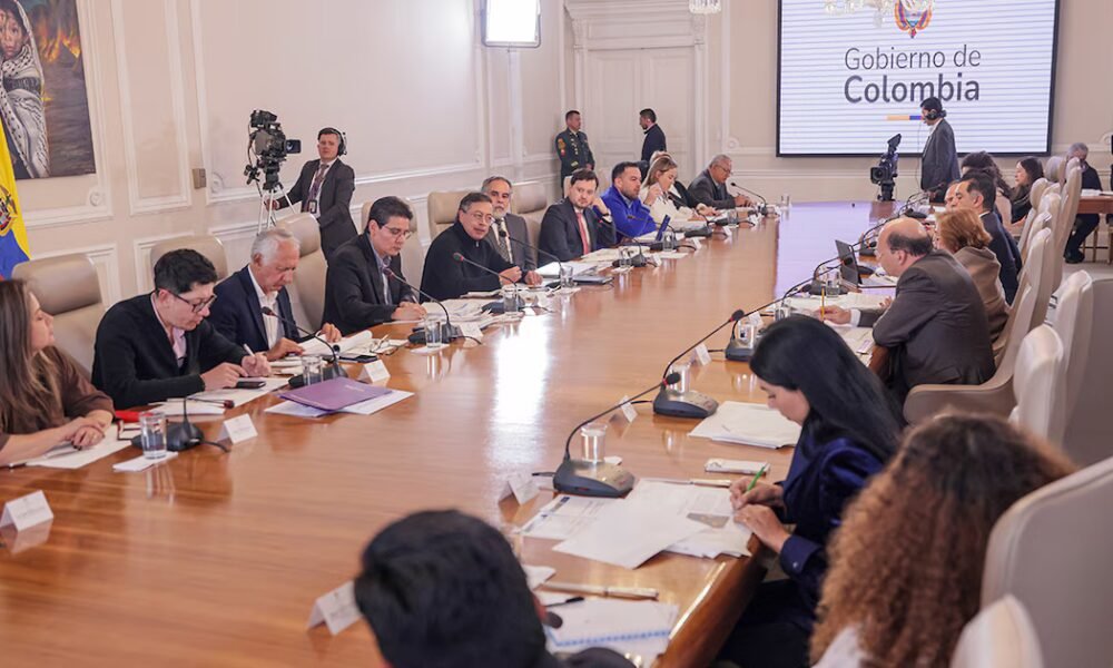 Magistrado de la Corte Constitucional Carlos Camargo pidió suspender los efectos de la emergencia económica: Armando Benedetti respondió