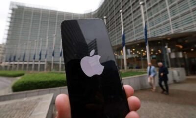 Foto del 23 de abril de 2025 que muestra el logo de Apple frente a la sede de la Comisión Europea en Bruselas. -