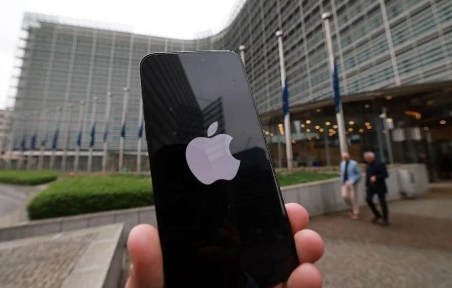 Foto del 23 de abril de 2025 que muestra el logo de Apple frente a la sede de la Comisión Europea en Bruselas. -