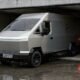 Mientras Tesla sigue sin vender la Cybertruck, en Rusia se atrevieron a copiarla en versión eléctrica. Y promete hasta 100 años de garantía.