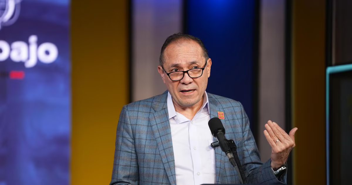 Ministro de Trabajo contestó al alcalde Galán por aumento de pasaje de Transmilenio para el 2026: “Irresponsable”