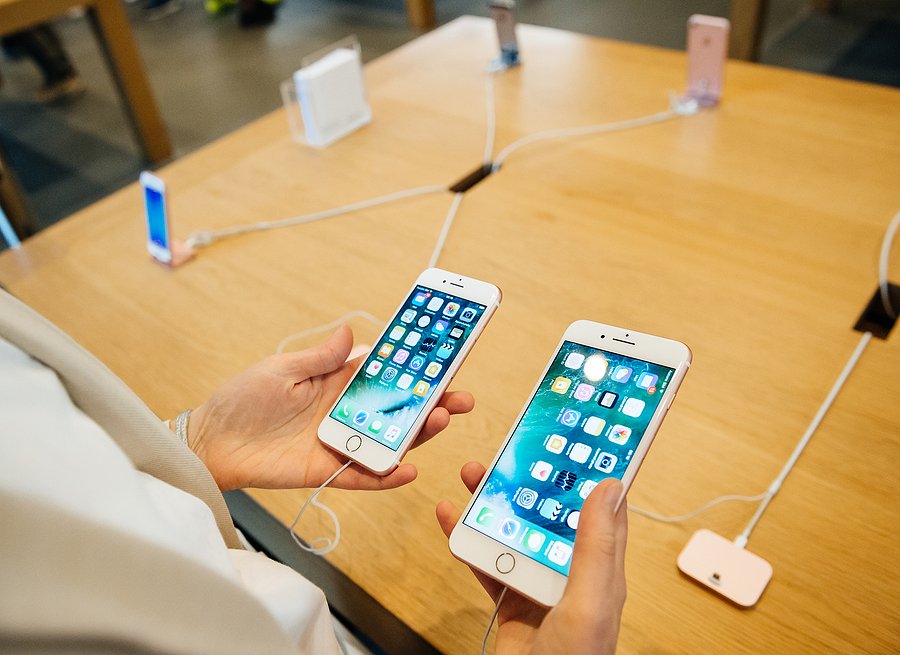 Por este motivo Apple retrasará los iPhone estándar en 2026