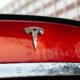 Por este motivo Tesla de Elon Musk desconecta el sistema de piloto automático