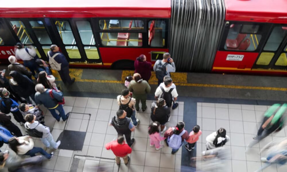 Por nuevo salario mínimo, Alcaldía de Bogotá haría fuerte incremento en pasaje de TransMilenio y Sitp: esto costaría cada viaje