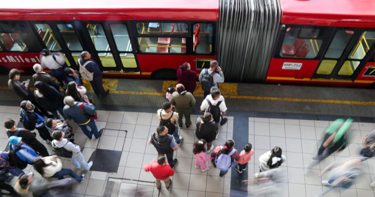 Por nuevo salario mínimo, Alcaldía de Bogotá haría fuerte incremento en pasaje de TransMilenio y Sitp: esto costaría cada viaje