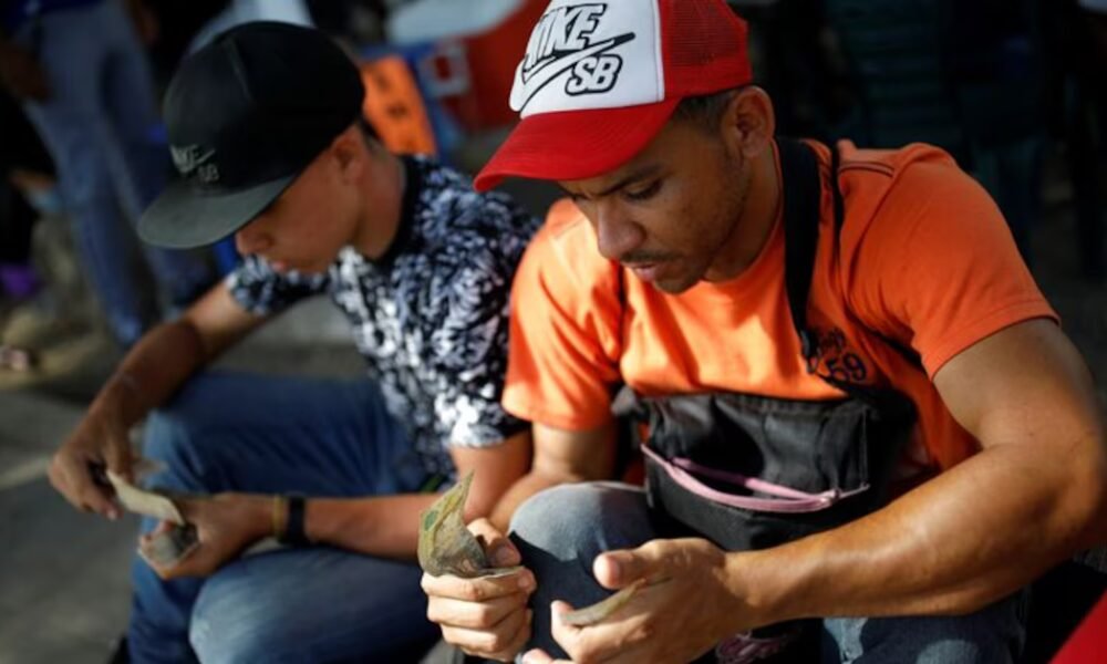 Salario mínimo de 2026: aumento generará problema para conseguir empleo en casi todos los sectores de la economía colombiana