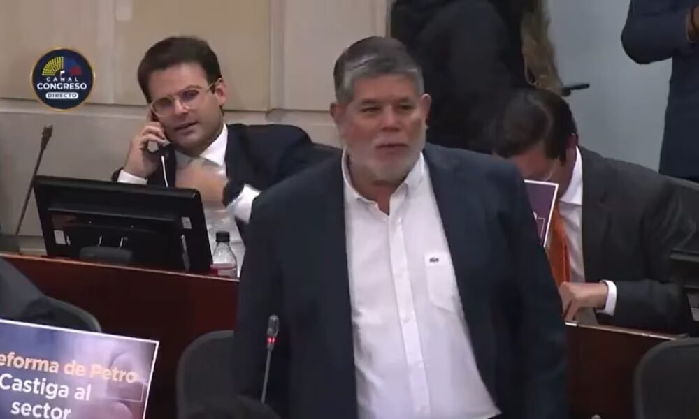 Senador criticó eliminación de millonaria prima de servicios: “Un congresista que se gana $32 millones no es bien remunerado”