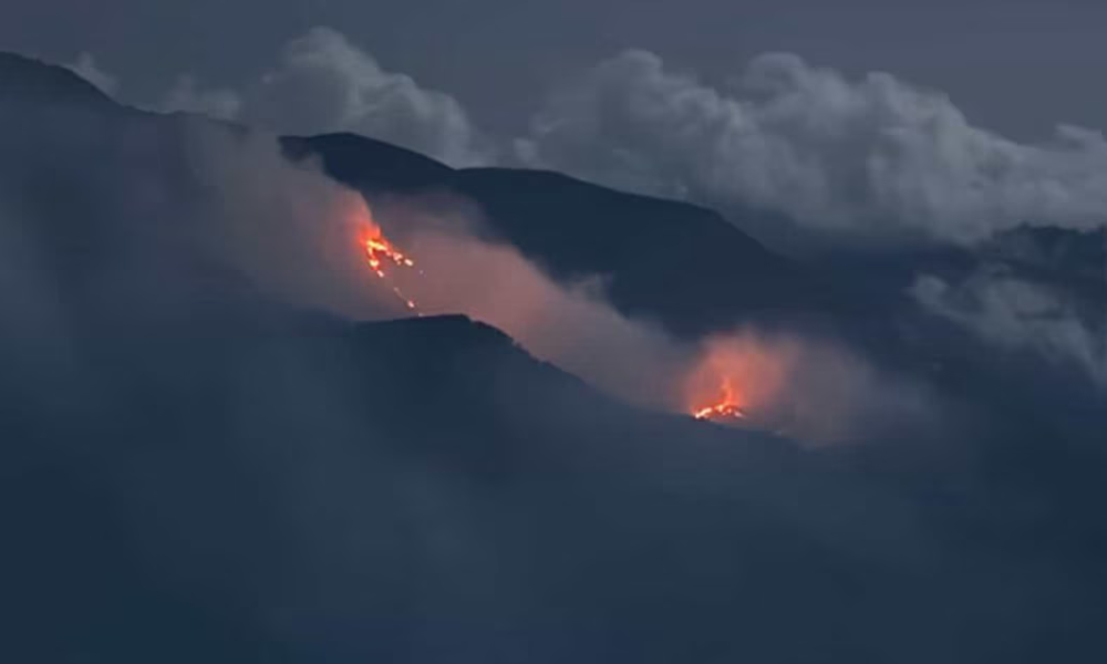 Sigue activo voraz incendio tras más de 60 horas cerca a Medellín: estas son las hipótesis sobre su origen