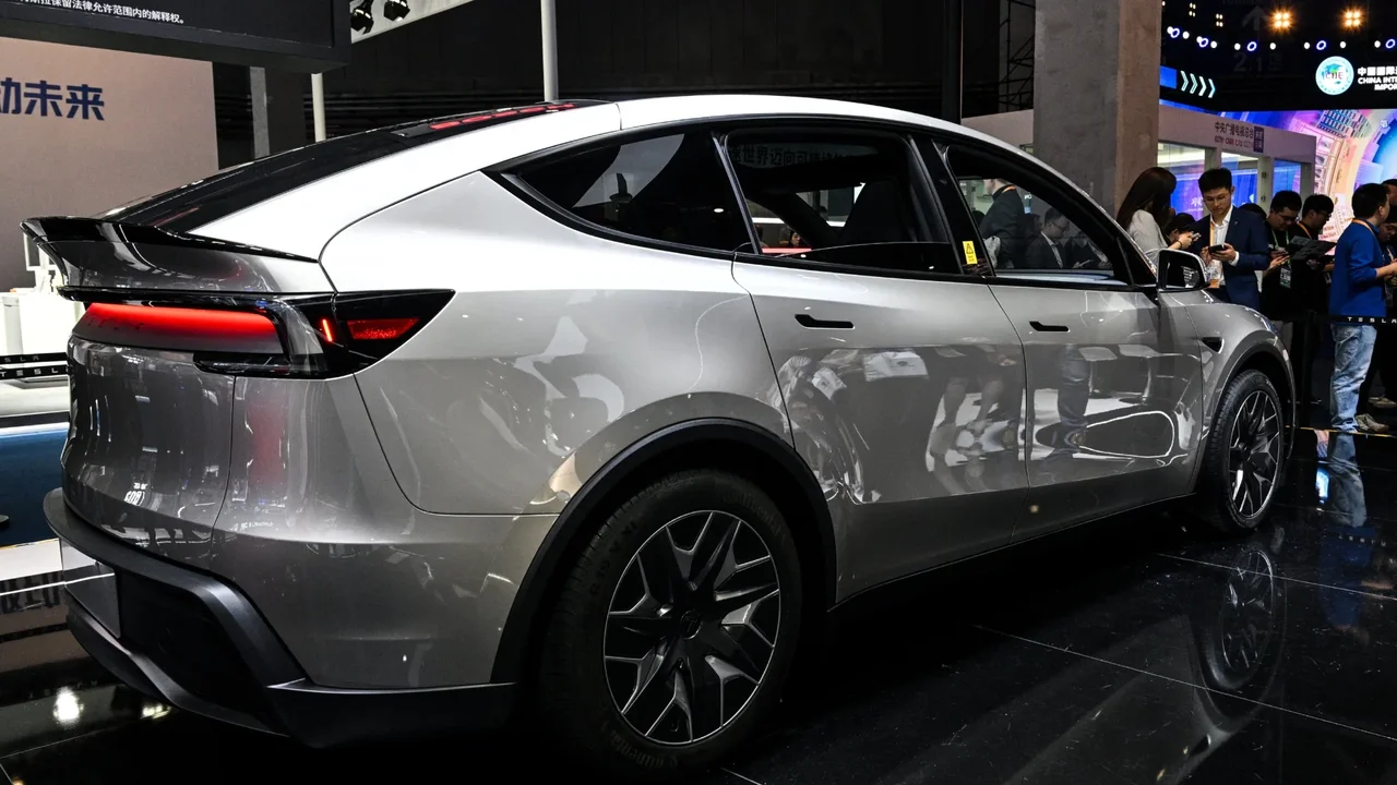 Tesla cayó en ventas durante el 2025 y este es el carro eléctrico más vendido en el mundo
