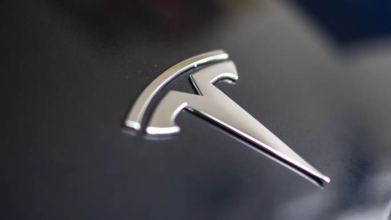 Tesla enfrenta desafíos legales en Reino Unido por multas de velocidad