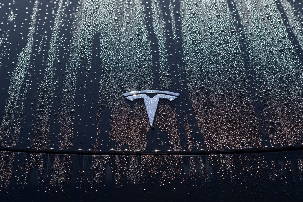 Tesla enfrenta dudas de valoración tras advertencias de Michael Burry y caída de ventas