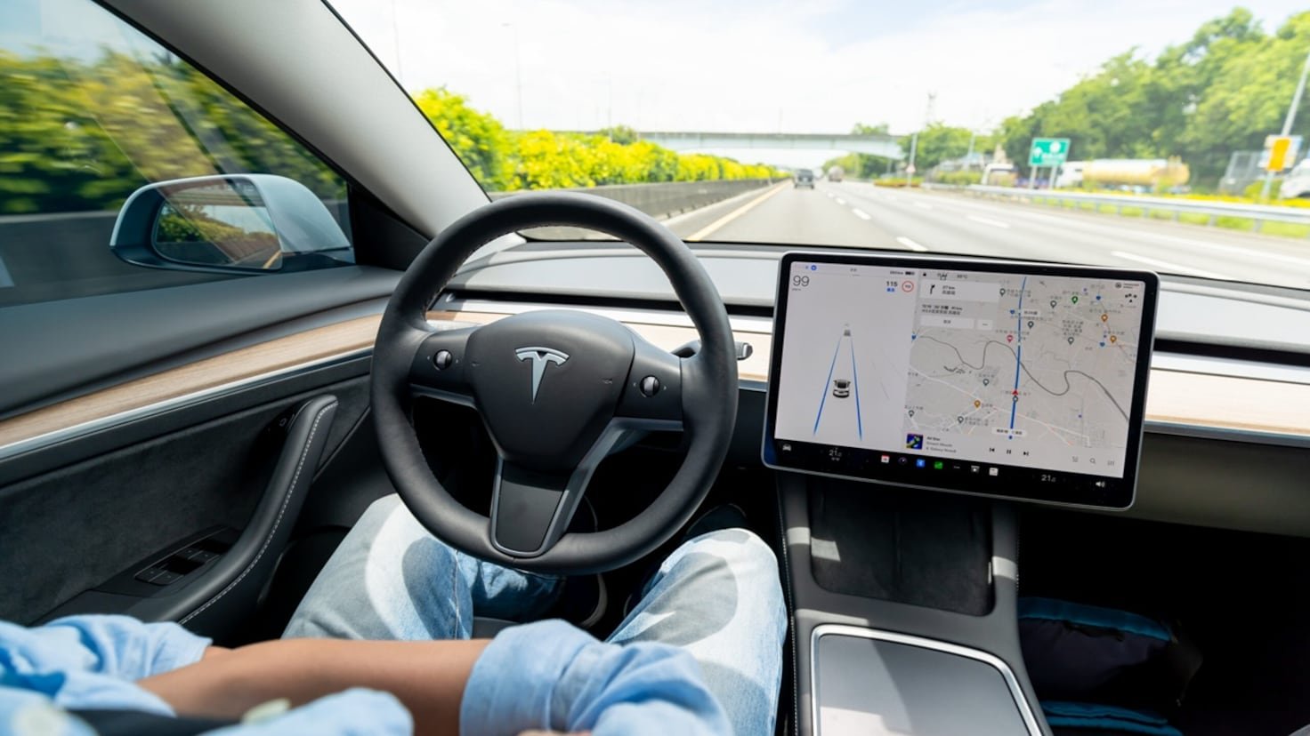 Tesla “liquida” Autopilot entre problemas judiciales y un cambio de foco al robotaxi y las suscripciones