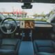 Tesla quería fabricar 20 millones de coches en 2030. La realidad en 2025 es que Tesla se ha estrellado y BYD ya lidera