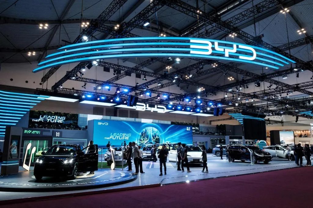 Tesla sufre en 2025 caída otra de ventas y cede a la china BYD el título de mayor fabricante de vehículos eléctricos - El Mundo