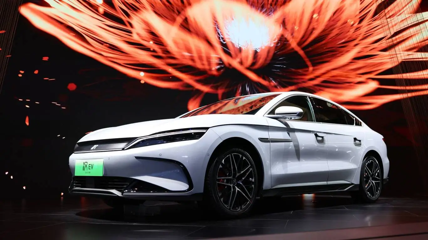 Tesla y BYD, empate técnico en eléctricos de España 2025