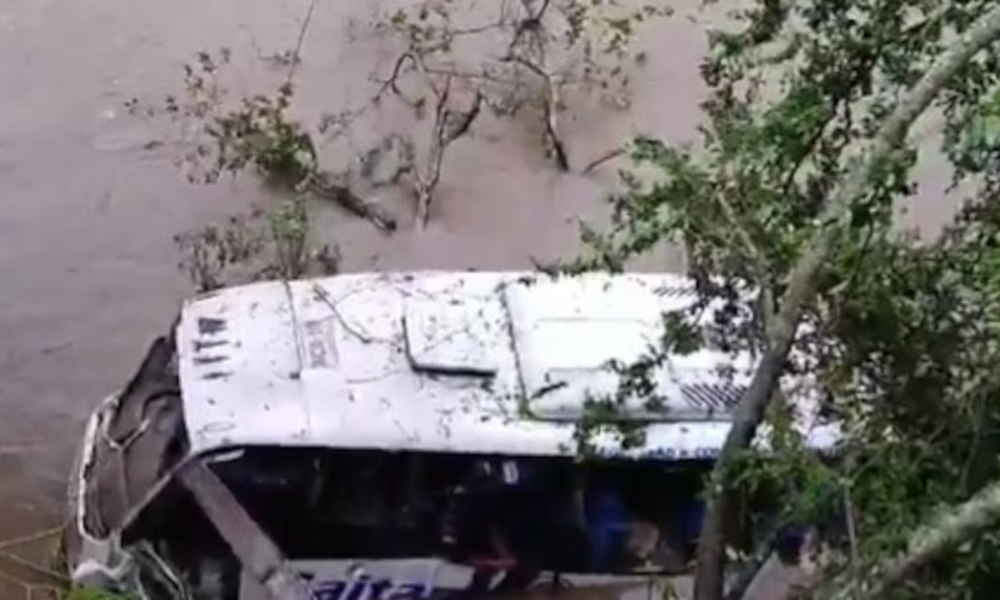 Un bus de servicio público cayó al río Magdalena en la vía Pitalito-Garzón