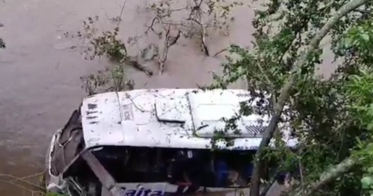 Un bus de servicio público cayó al río Magdalena en la vía Pitalito-Garzón
