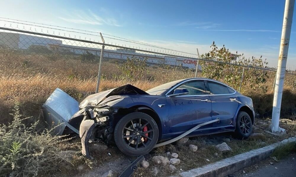 Universitaria destroza un Tesla en el Fray Junípero Serra