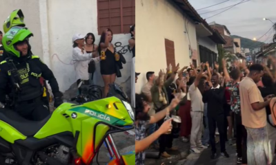 Video: caleños y turistas aprovecharon el sonido de la sirena de la Policía para seguir la rumba