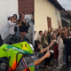 Video: caleños y turistas aprovecharon el sonido de la sirena de la Policía para seguir la rumba