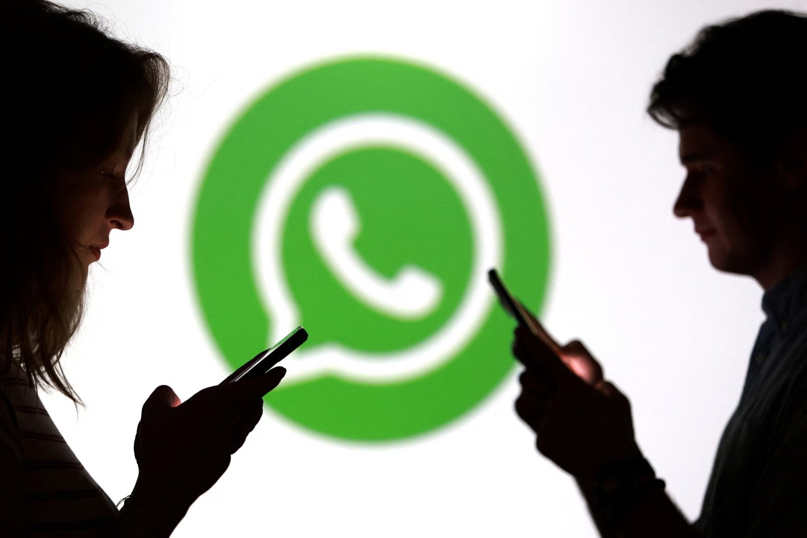 WhatsApp toma la decisión de dejar de ser funcional con varios celulares porque ya no son compatibles con ciertas funciones. REUTERS/Dado Ruvic/Ilustración