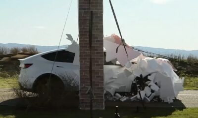 confunde una pared falsa y acaba atravesándola a toda velocidad