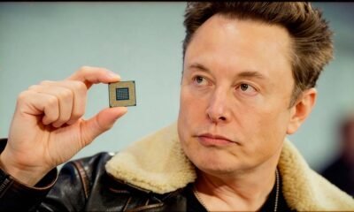 Imagen que aparece Elon Musk con un nuevo chip de Tesla