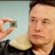 Imagen que aparece Elon Musk con un nuevo chip de Tesla