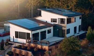 Vivienda sostenible con energía solar, diseño vanguardista y eficiencia energética, ubicada en un entorno natural.