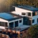 Vivienda sostenible con energía solar, diseño vanguardista y eficiencia energética, ubicada en un entorno natural.