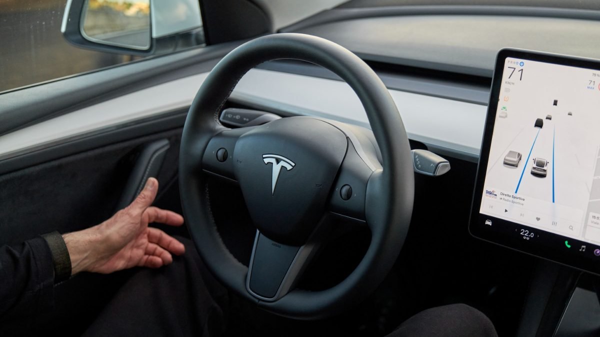 ¿Quieres probar la conducción autónoma? Atento porque Tesla está prestando sus coches en España: te decimos dónde y cuándo - Motor EL PAÍS