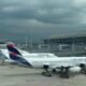 Emergencia en vuelo de Latam de Bogotá a Cali por fuerte olor a quemado; avión tuvo que regresar al Aeropuerto El Dorado: 'Había humo'