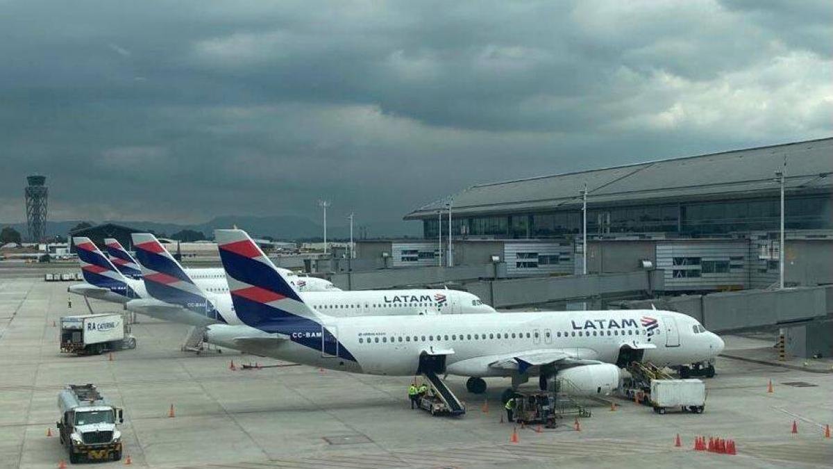 Emergencia en vuelo de Latam de Bogotá a Cali por fuerte olor a quemado; avión tuvo que regresar al Aeropuerto El Dorado: 'Había humo'