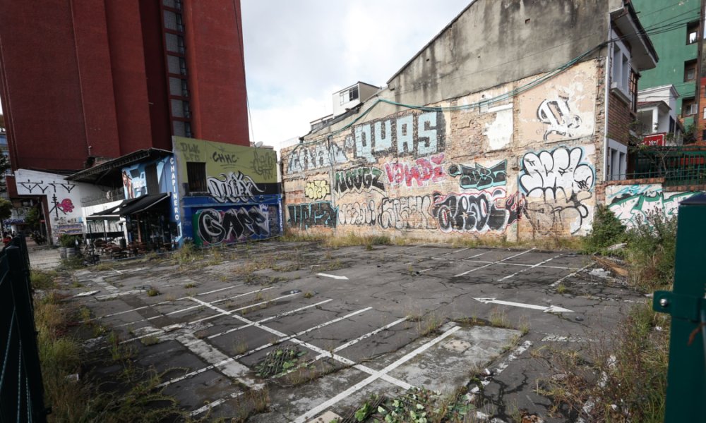 Los predios abandonados de la carrera Séptima en Bogotá, destinados al corredor verde, serán utilizados para fines comerciales
