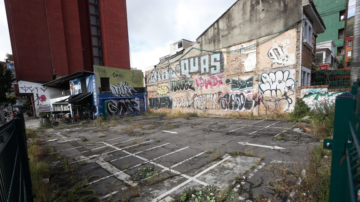 Los predios abandonados de la carrera Séptima en Bogotá, destinados al corredor verde, serán utilizados para fines comerciales