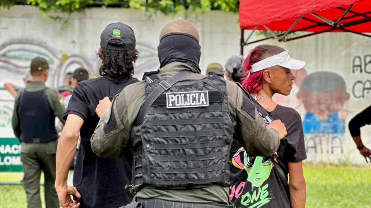 decretan toque de queda para menores y restricción del parrillero hombre