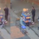 Revelan video del momento exacto cuando dos hombres en motocicleta lanzaron granada que provocó una fuerte explosión en el barrio Santa Fe, en Bogotá