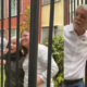 Enrique Peñalosa recibió una descarga eléctrica al intentar tomarse una foto con dos seguidoras: 'Eso pasa corriente'