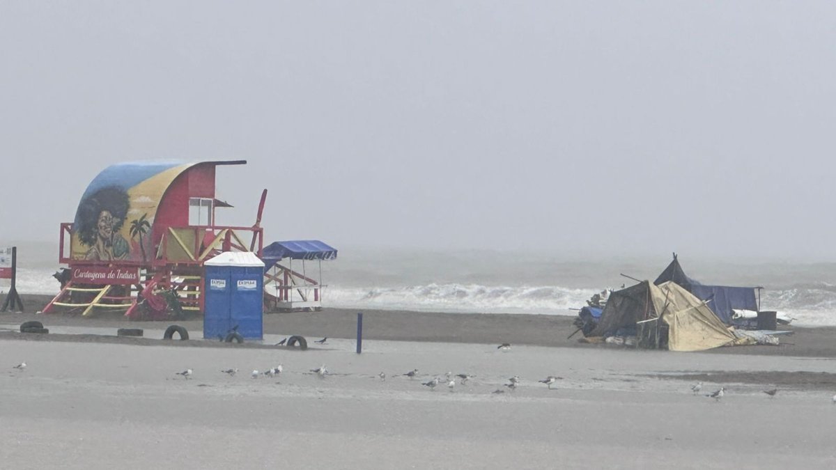 Cartagena mantiene izada la bandera roja en zona insular ante la llegada de olas de 3 metros de altura y más en medio de frente frío