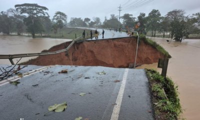 tramo nacional del puente Mulatos en Necoclí cayó al río por las fuertes lluvias