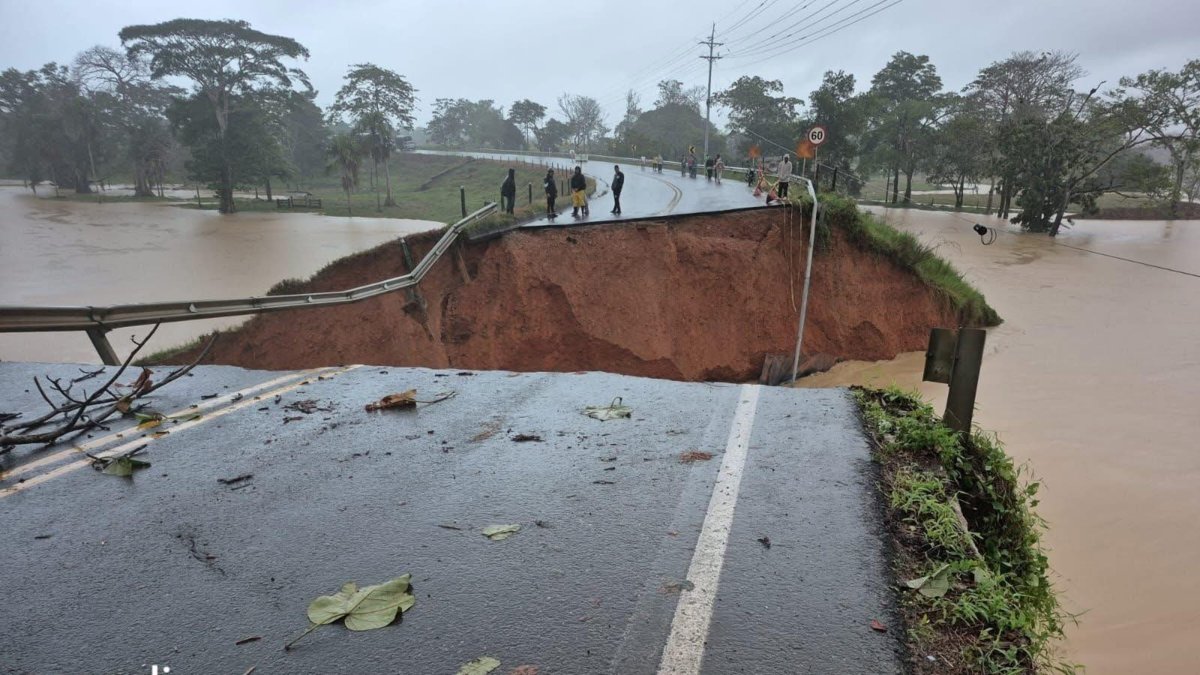 tramo nacional del puente Mulatos en Necoclí cayó al río por las fuertes lluvias