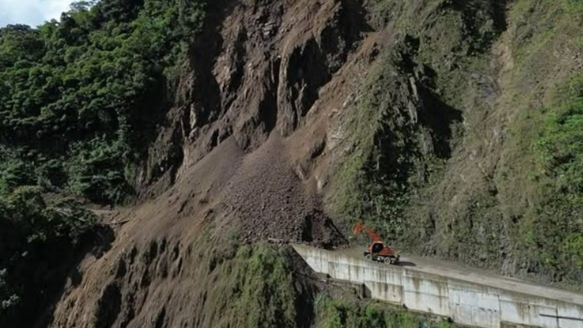 Impresionante video muestra cómo se desploma una montaña que impide paso entre Risaralda y Chocó: no se reportan heridos