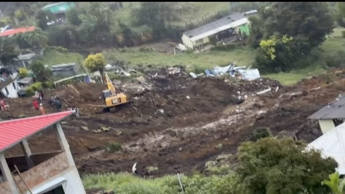 equipos trabajan para encontrar sobrevivientes tras avalancha que sepultó viviendas en Nariño
