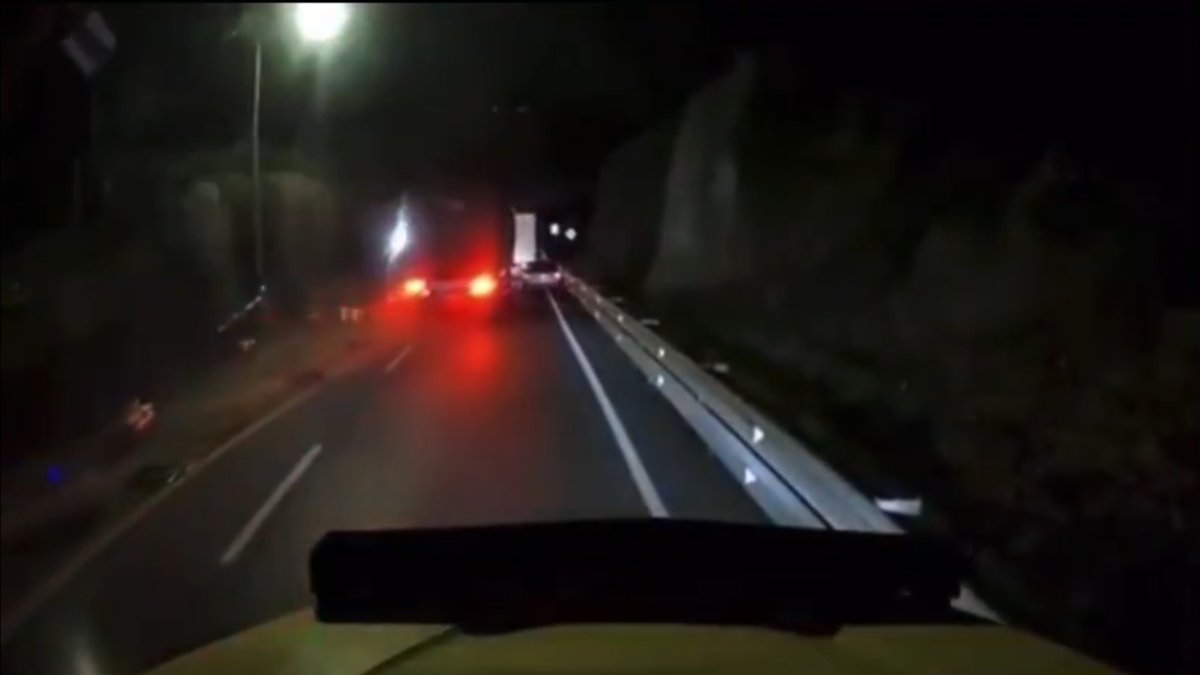 Grave accidente de tránsito en la vía Armenia–Cajamarca por camión que perdió el control y chocó con varios vehículos: cerró de la vía