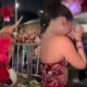 Rechazo generalizado por el beso no consentido que recibió la Reina del Carnaval 2026 cuando se acercó a saludar a una multitud durante La Guacherna