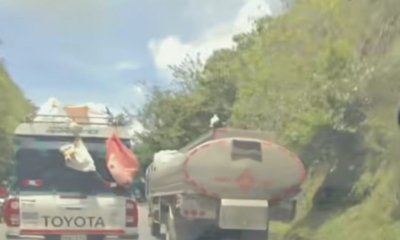 una camioneta fue grabada transportando a dos perritos colgados, en medio de riesgos de la vía Panamericana