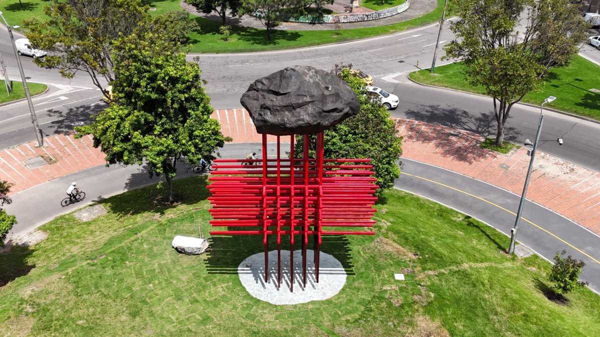 'Umbral', el monumento ubicado en Bogotá en homenaje al personal de la salud fallecido en la pandemia