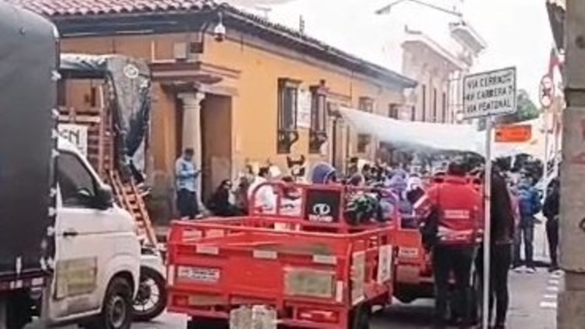 manifestaciones en la calle 9 con carrera 6 producen un bloqueo hasta la calle 12